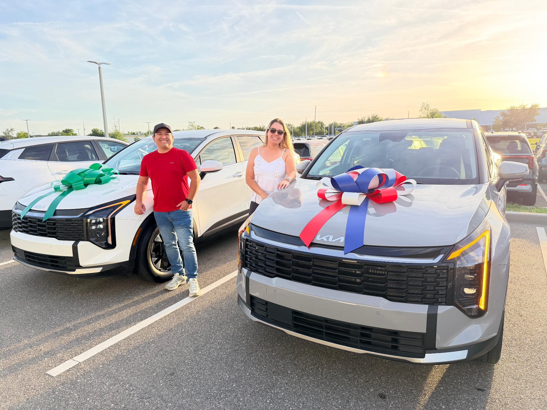 Alex e Karla com os dois KIA Sportage Híbridos zero km comprados em Orlando-FL
